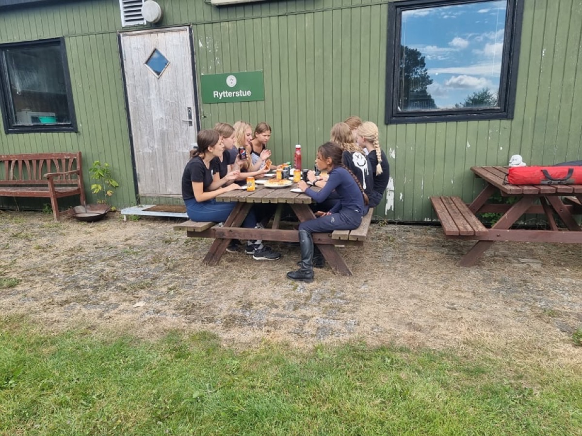 Ryttere holder pause og hygger sammen